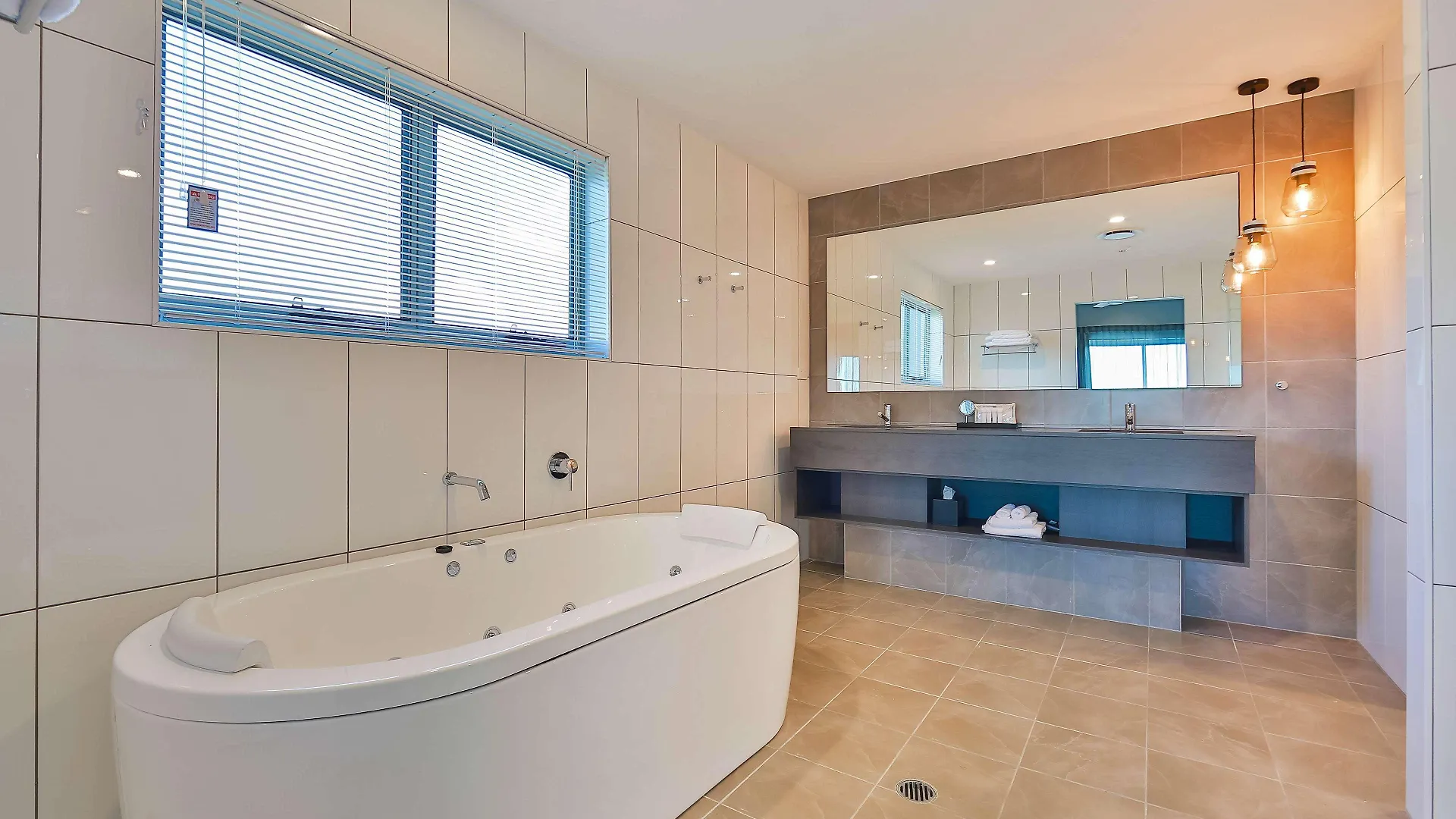 Best Western Plus North Lakes Hotel